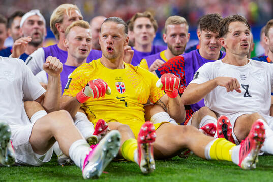 Goalkeeper Ørjan Nyland, players and staff of Norway