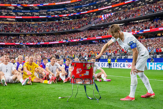 Martin Ødegaard, players and staff of Norway celebrate