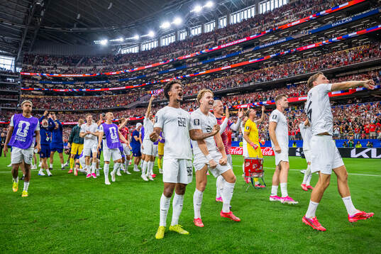 Oscar Bobb, Andreas Schjelderup and players of Norway