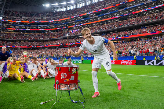 Martin Ødegaard, players and staff of Norway celebrate