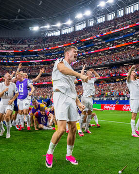 Alexander Sørloth and players of Norway celebrate