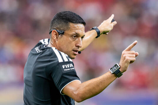 Referee Jesus Valenzuela