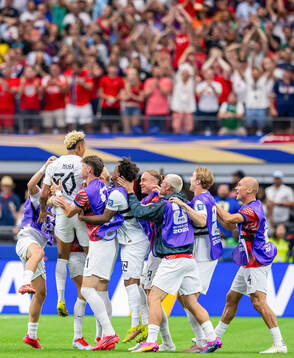 Antonio Nusa of Norway celebrates with Jørgen Strand