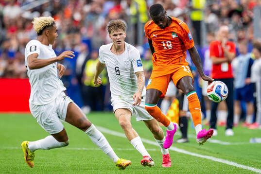 David Møller Wolfe of Norway and Nicolas Pepe of Côte