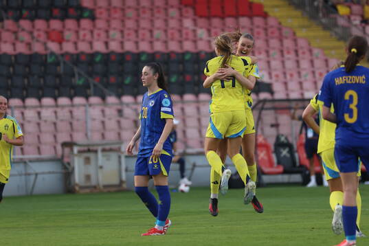 Players of Sweden celebrate the 0-5 goal