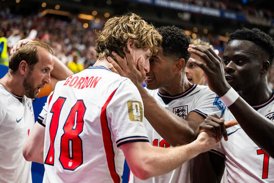 Anthony Gordon and Jude Bellingham of England celebrate