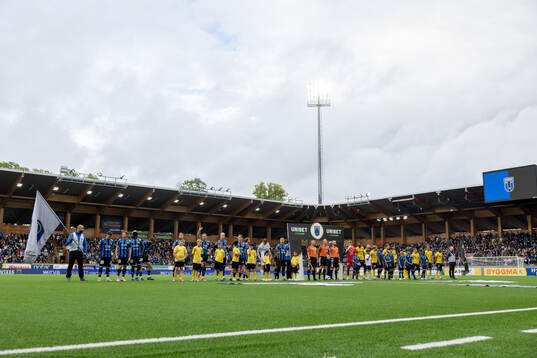Mjällbys och Sirius spelare vid lineup