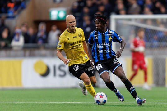 Mjällbys Viktor Gustafson och Sirius Odera Samuel