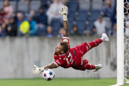 Mjällbys målvakt Robin Wallinder kastar sig