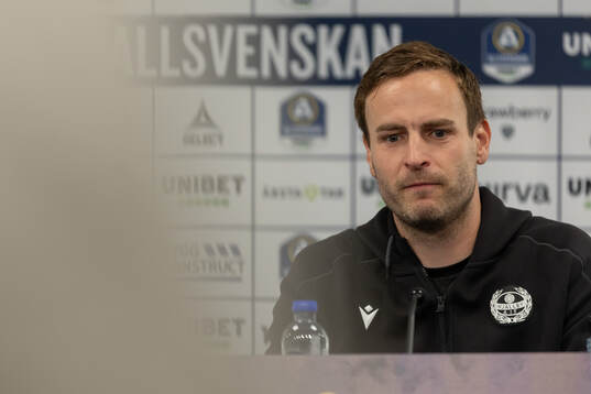 Mjällbys tränare Karl Marius Aksum på en presskonferens