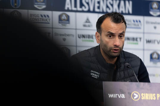 Sirius tränare Andreas Engelmark på en presskonferens