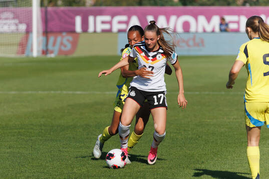 Olivia Okara of Sweden and Helen Börner of Germany
