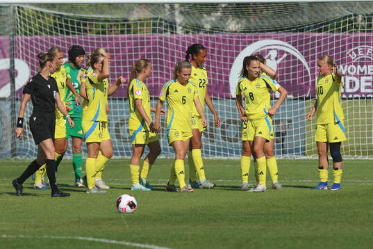 Players of Sweden look dejected