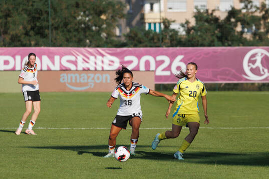 Paula Rintzner of Germany and Fanny Peterson of Sweden