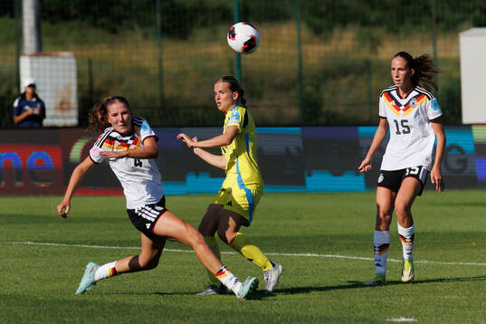 Lina Száraz of Germany and Agnes Ekberg of Sweden