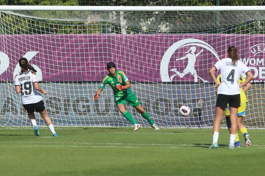 Laila Portella of Germany and goalkeeper Saga Andersson of