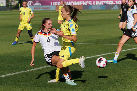 Lina Száraz of Germany and Augusta Priks of Sweden