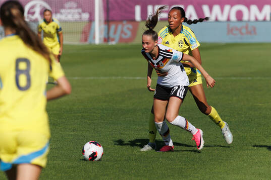 Olivia Okara of Sweden and Helen Börner of Germany