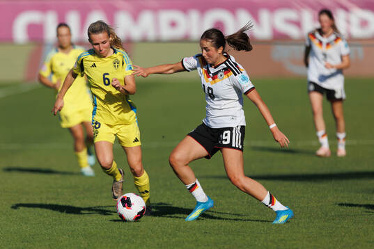 Nathalie Staaf of Sweden and Laila Portella of Germany