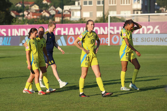 Fabienne Bartholdson and Olivia Okara of Sweden look