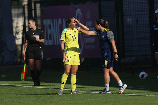 Agnes Ekberg and Head coach Briana Campos of Sweden