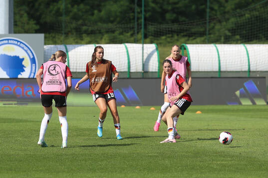 Laila Portella of Germany warm up