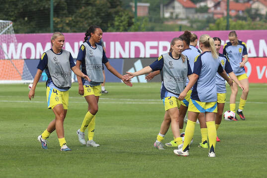 Alice Broman and Olivia Okara of Sweden warm up