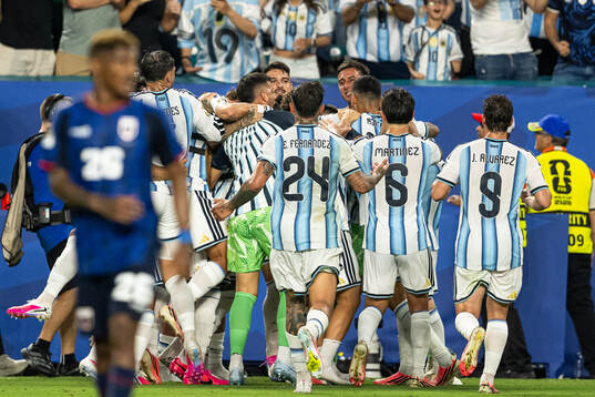 Players of Argentina celebrate