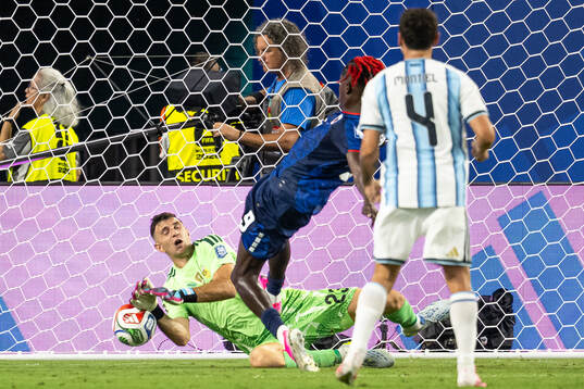Goalkeeper Emiliano Martinez of Argentina and Gilson