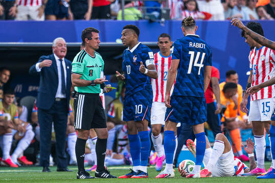 Head coach Gustavo Julio Alfaro of Paraguay, Referee Ilgiz