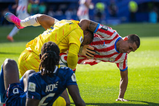 Goalkeeper Mike Maignan of France and Gustavo Velazquez of