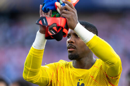 Goalkeeper Mike Maignan of France