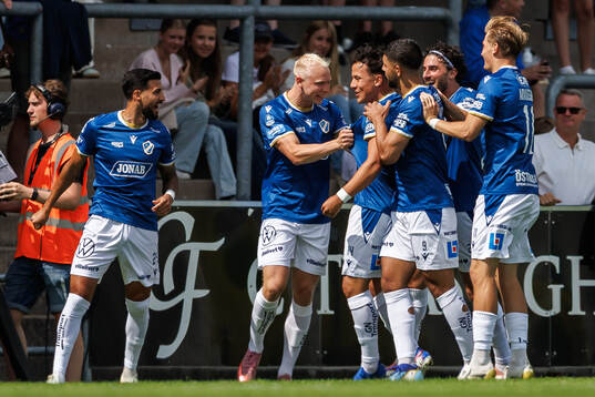 Halmstads Hussein Carneil jublar med lagkamrater