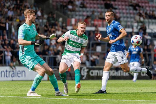 Halmstads målvakt Tim Rönning och Erko Tougjas mot