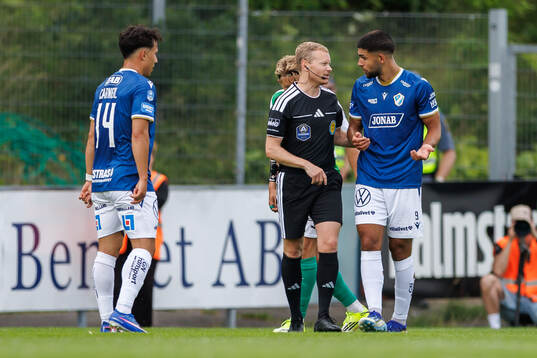 Domare Fredrik Klitte och Halmstads Omar Faraj