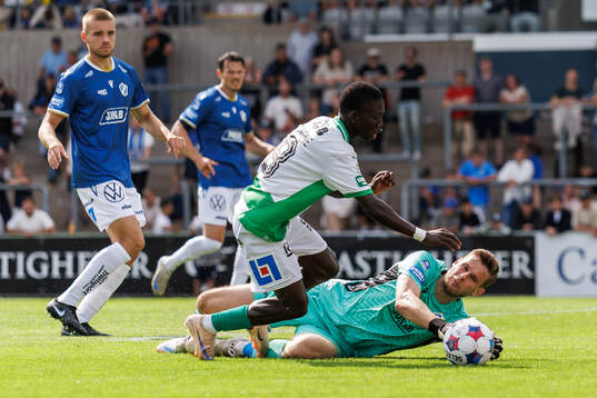 Halmstads målvakt Tim Rönning och Västerås Mamadou