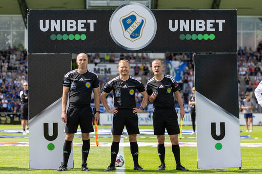 Domare Fredrik Klitte med assisterande domarna Pär Leek
