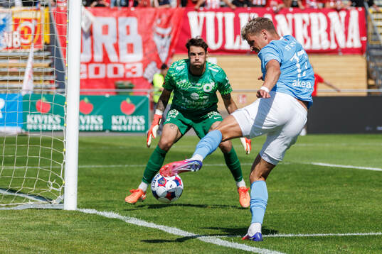 Malmö FFs Jens Stryger Larsen och Degerfors målvakt