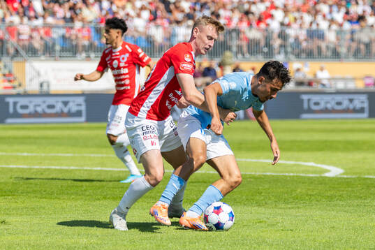 Degerfors Sebastian Ohlsson  ochMalmö FFs Adrian Skogmar