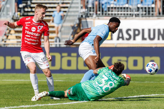 Degerfors Sebastian Ohlsson och målvakt Matvei Igonen mot