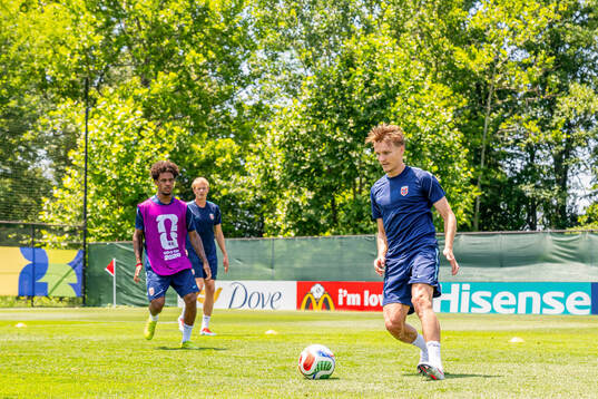 Oscar Bobb and Martin Ødegaard of the Norwegian national