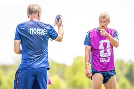 Assistant coach Kent Bergersen and Erling Braut Haaland of