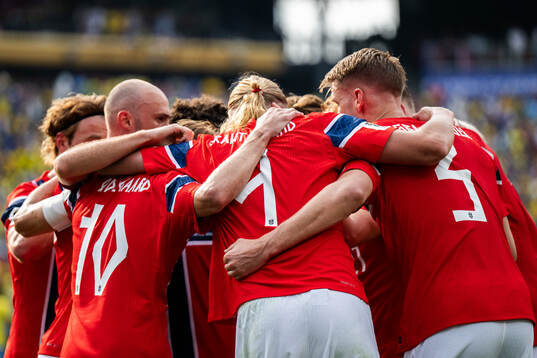 Players of Norway celebrate