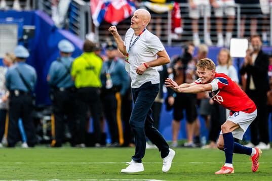 Head coach Ståle Solbakken and Martin Ødegaard of Norway