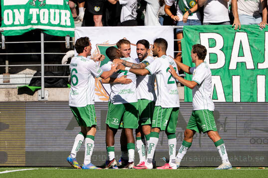 Hammarbys Paulos Abraham jublar med lagkamrater