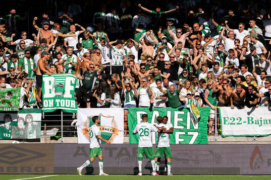 Hammarbys Paulos Abraham jublar med Montader Madjed och