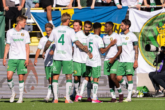 Hammarbys Montader Madjed jublar med lagkamrater