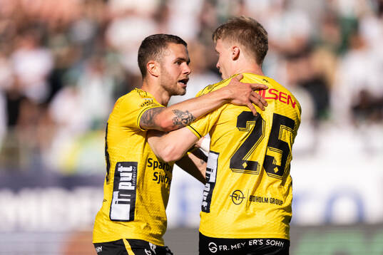 Elfsborgs Ari Sigurpálsson jublar med Julius Magnusson