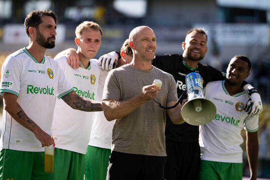 Hammarbys tränare Henrik Rydström och spelare tackar