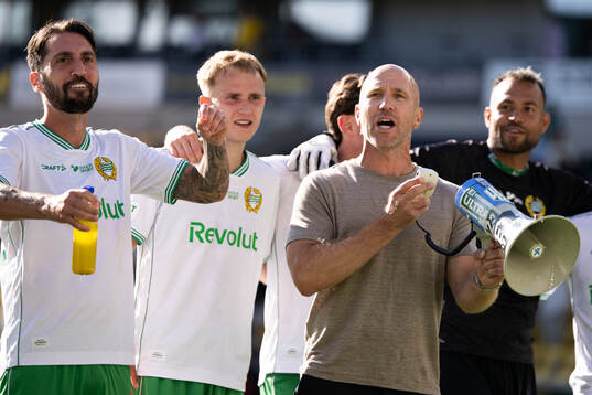 Hammarbys tränare Henrik Rydström och spelare tackar